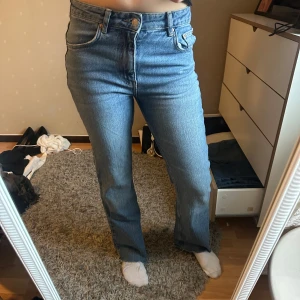 Blå jeans  - Mid waist jenas ljus blå! Jätte fina!
