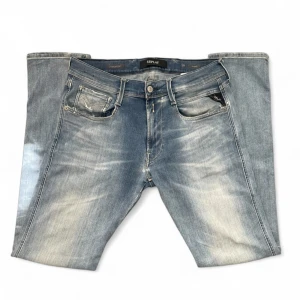 Blå jeans från Replay - Snygga blå jeans från replay i toppskick! Storleken är 33/32 och mitt pris 449 men kan diskuteras vid snabb affär. Skriv vid minsta fundering