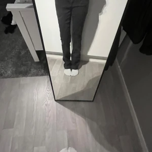 Svarta low waist bootcut jeans från ONLY - Svarta jeans från ONLY i low waist bootcut-modell. Jeansen har klassiska bakfickor och är tillverkade i stretchigt bomullsmaterial för en bekväm passform. Snygga och perfekta för en clean look.