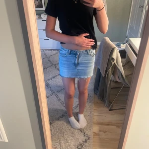 Jeanskjol - Kort jeans kjol, endast använd en gång. Är i storlek 152 men passar på 158-164