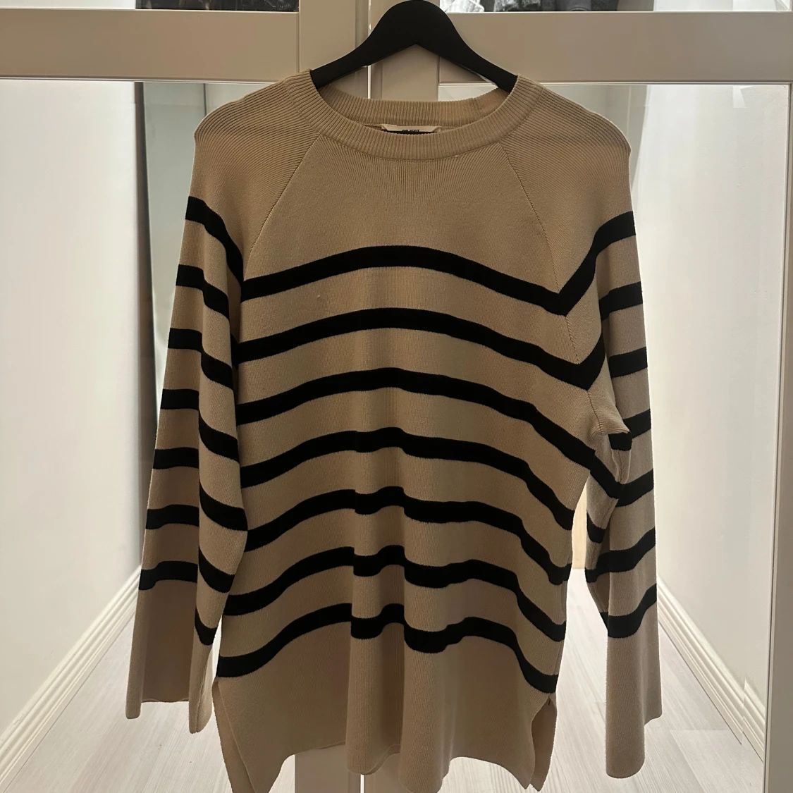 Beige och svart randig stickad tröja - 1