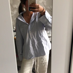 Skjorta - Säljer en ljusblå skjorta från VERO MODA, strl. XS🩵 Använd 2 gånger, jättefint skick.