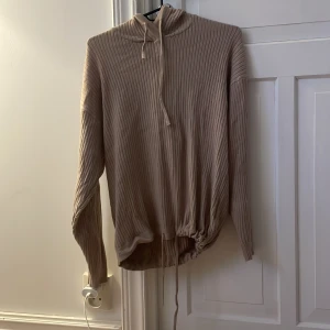 Beige ribbad hoodie från 157, XS - En beige ribbad mjukis tröja, från lager 157, i strl XS. Använd väldigt få gånger.