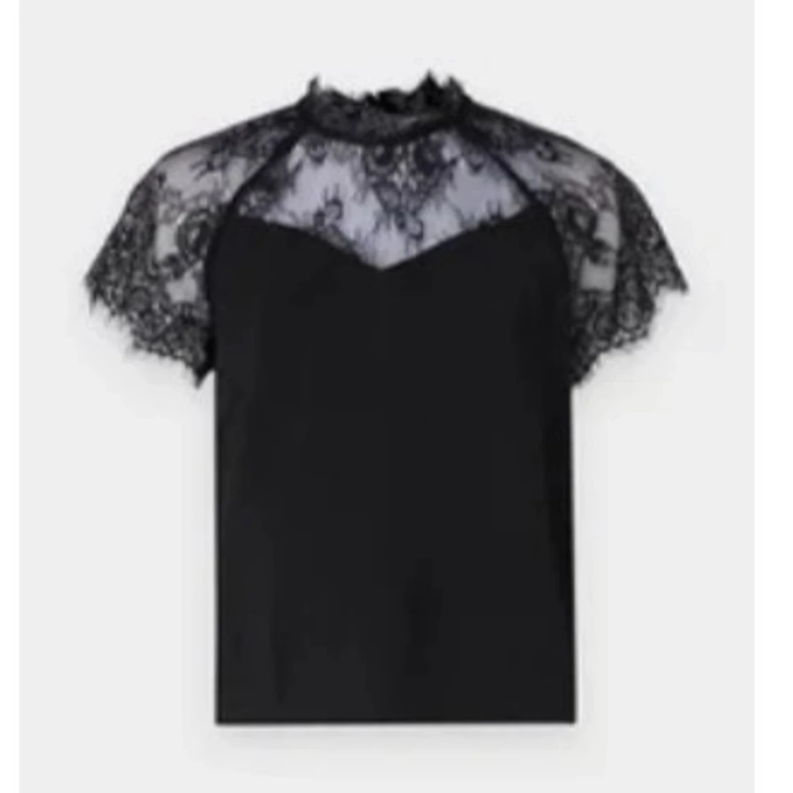 Svart blus med spetsdetaljer - 1