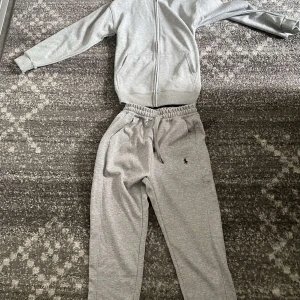 Ralph Lauren set  - Säljer min Ralph lauren dress som aldrig kom till användning och som inte riktigt är min stil längre, både tröjan och byxorna är instorlek S              finns inga skador eller fläckar på dressen då den är i ny skick. Kontakta mig vid funderingar.