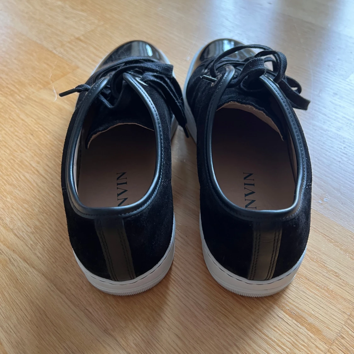 Svarta sneakers från Lanvin i mocka - 2