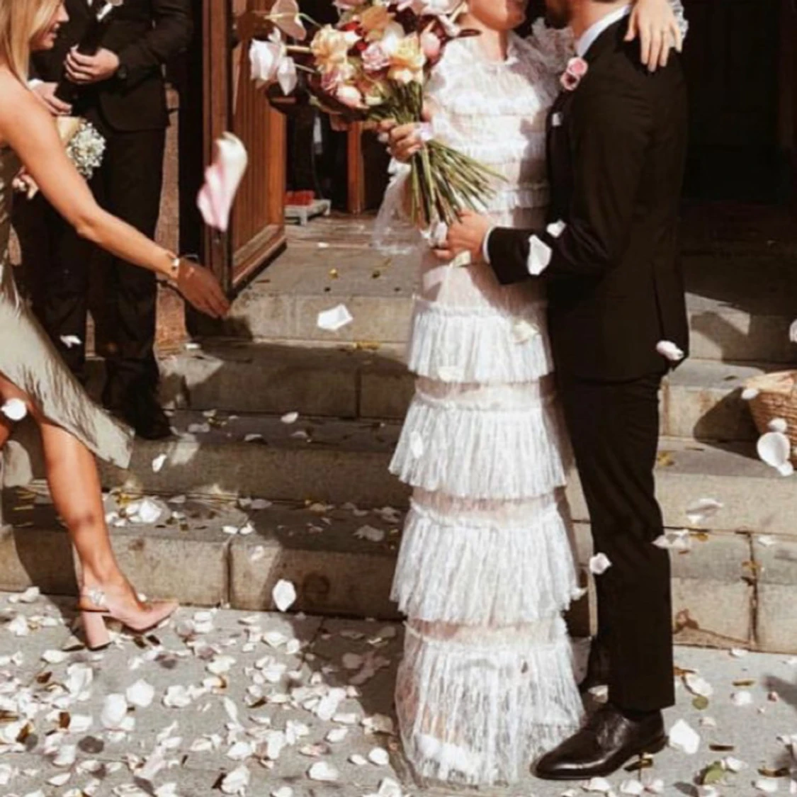 Vit spetsklänning med volanger - 1