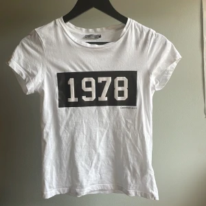 Calvin Klein jeans T-shirt  - Använt några gånger men har inga defekter, Priset kan diskuteras men denna säljs inte längre,  skriv vid fundering
