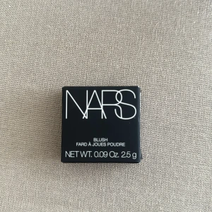 NARS Blush Orgasm 2,5g💗 - Ikoniskt rouge från NARS i nyansen Orgasm, en persikorosa färg med guldskimmer. Kommer i en stilren svart dosa med spegel. Perfekt för att ge kinderna en fräsch glow och naturlig lyster. Puderformula som är lätt att blenda och passar de flesta hudtoner. Liten o smidigt att ha med i väskan💓 ord pris 250kr