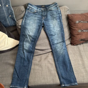 Tapered Jeans - Alla jeansen är från Jack and Jones och är modellen tapered, alla jeans har strl W29 L32. Inga defekter och dem är skrynkliga på bilderna pga att alla jenansen är ny tvättade.  200 kr styck, vid snabb och enkel  affär kan priset ändras. Bara att höra av sig vid minsta fundering 😃