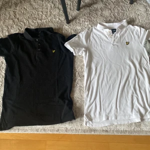Lyle & Scott t-shirt och piképaket - Fyra snygga t-shirts och pikéer från Lyle & Scott Junior. Två vita t-shirts, en beige/grön t-shirt och en svart samt en vit piké. Alla har klassisk gul logga på bröstet. T-shirtsen är i bomull och har rund hals, pikéerna har krage och knappar. Perfekt för dig som gillar stilren och enkel design. Styckpris för piké 200kr och för vanliga t shirts 150kr men allt som allt kan ni köpa dem för 600kr😃