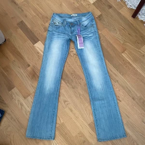 Ljusblåa jeans - Supersnygga lågmidjade bootcut jeans i färgen ljusblå! Vintage och går inte att få tag på längre! Storlek 38, midja: 36 cm, midjehöjd: 19 cm, innerben: 83 cm