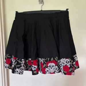 Helklockad Ateljesydd kjol m resår L - Helt ny helklockad kjol. Ateljesydd. Storlek L. Helresår i midjan. Material i skön bomull.