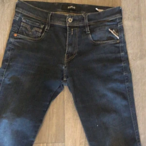 Replay jeans mörkblå  30/32 - Snygga mörkblå jeans från Replay som är hyperflex i klassisk femficksmodell. Jeansen har raka ben, diskreta slitningar och detaljerade bakfickor. Passar dig som gillar en stilren look med lite edge. Perfekta till sneakers eller boots.