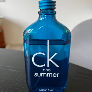 Calvin Klein CK Summer Edt.  - Unisex-doft från Calvin Klein. Doften beskrivs som energisk, ljus och frisk, och fångar den elektriska energin och värmen från solen. Ni ser på en av bilderna hur mycket som är kvar i flaskan. Hela flaskan rymmer 100 ml.