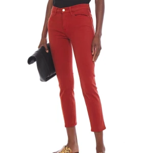 Roströda Le Straight High jeansbyxor från Frame Denim - Snygga röda jeansbyxor från Frame Denim i klassisk femficksmodell. Byxorna har raka ben och normal passform, tillverkade i mjukt bomullstyg med stretch. Perfekta för dig som vill sticka ut med färg och ändå ha en clean look.