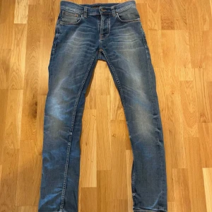 Nudie grim tim  - Jeans den nudie i modellen grim tim och storlek w29 l32. Skriv vid frågor , pris ej hugget i sten.