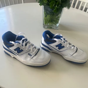 New Balance Skor  - Säljer ett par bekväma och snygga skor från New Balance modell 550 storlek 38,5. Nypris 1500 säljer för 650 kr. Mycket fint skick, som nya!🤗