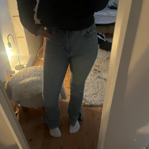 Ljusblå jeans från 157, storlek M - Säljer ett par ljusblå jeans från 157 i storlek M. Jeansen har hög midja och raka ben med en liten bootcut som även har en slits. Jeansen är tyvärr för korta för mig och därav knappt använda, nypris är 399. 