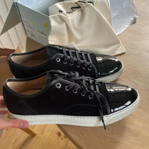Lanvin skor(nya) - Hej! Säljer nu dessa nästan i princip helt nya lanvin skor. Skorna är i nyskick, använd en gång bara. Så det blir som att köpa nya! Hör av dig vid frågor 
