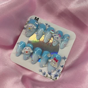 CinnaClouds (M);Medium Almond;Curved - Supergulliga gelé press-on naglar i blått med vitombre-effekt och 3D Cinnamoroll-figurer. Naglarna är dekorerade med små pärlor och glitterdetaljer. Perfekt för dig som vill ha en söt och unik look med extra detaljer. I storlek M: 16 mm, 12 mm, 12,5 mm, 11,5 mm, 10 mm 
