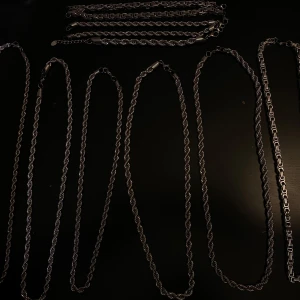 Cordell i olika tjocklekar - Säljer flera halsband i rostfritt stål med olika kedjemönster och tjocklekar, från 4 mm till 7 mm. Perfekta för att mixa och matcha. Snygga detaljer och robust känsla. Passar dig som gillar att variera din stil med olika kedjor.