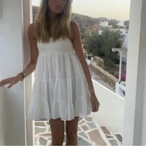 Vit klänning Zara  - Supersöt vit kortklänning från Zara som är såå fin nu till sommaren! Den går även att använda som kjol som på bilden! Bilderna är lånade så kan skicka fler bilder privat men den är använd max tre gånger, har inga fläckar eller defekter och är alltså som ny! Använd gärna köp nu eller lämna prisförslag och hör av dig om du har någon fråga!🧚‍♀️😇🫶 