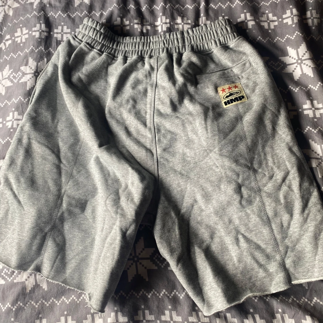 Grå shorts från HMMP med broderad logga - 1