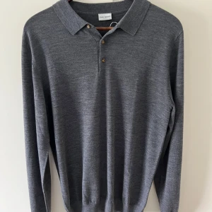 John Henric tröja - Hej!  Säljer en helt ny polotröja från John Henric med prislapp kvar. Det var en present som blev ett felköp. Färg grå med snygga knappar på. 100% merino ull, storlek L. Nypris 900kr så säljer den för halva priset, 449kr. Har du några frågor är det bara att höra av dig! Mvh