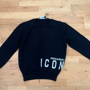 Svart tröja från Dsquared2 - Säljer en svart tröja från Dsquared2 med vit text 'ICON' och logga på framsidan. SIZE S