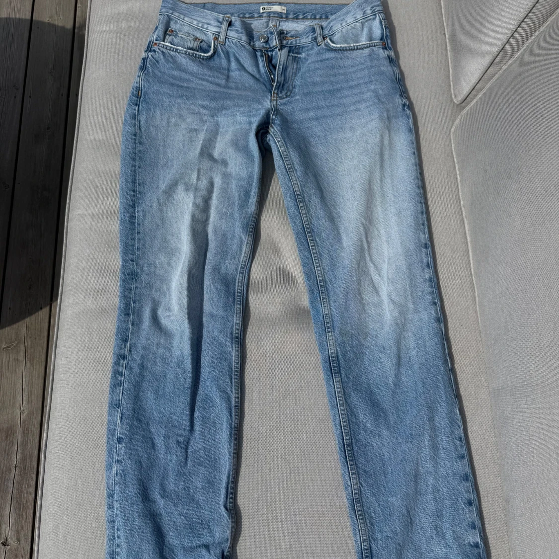 Ljusblå raka jeans med råa kanter