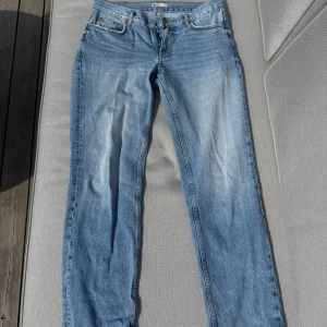 Ljusblå raka jeans med råa kanter - Säljer ett par ljusblå jeans från Gina tricot i storlek 38. Jeansen har raka ben, klassisk femficksdesign.