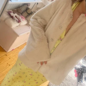 Pälsjacka - Superfin och mysig pälsjacka köpt på Sellpy i strl M! Köp direkt för 350:- eller skriv privat och lägg eget bud🌸🌸🌸