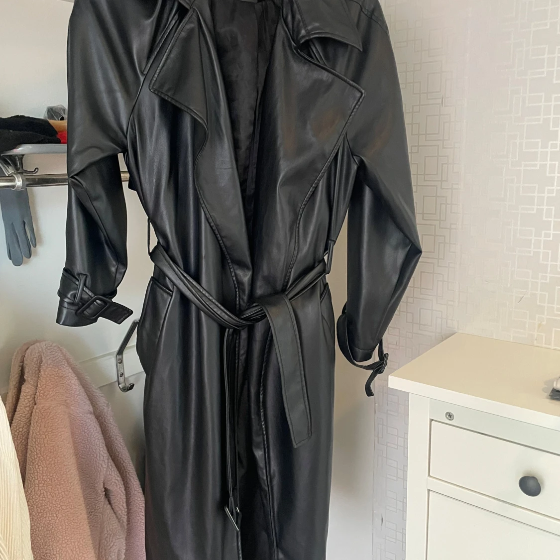 Svart lång trenchcoat i skinnimitation