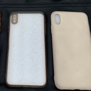 Beige och transparenta mobilskal XS MAX - Säljer tre mobilskal till iPhone. Ett är helbeige i mjukt material, de andra två är transparenta med bruna kanter. Alla har öppning för dubbla kameror. Perfekt om du vill skydda mobilen med stil.