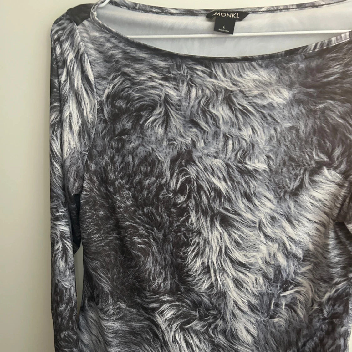 Grå långärmad topp med pälsmönster från Monki - 1