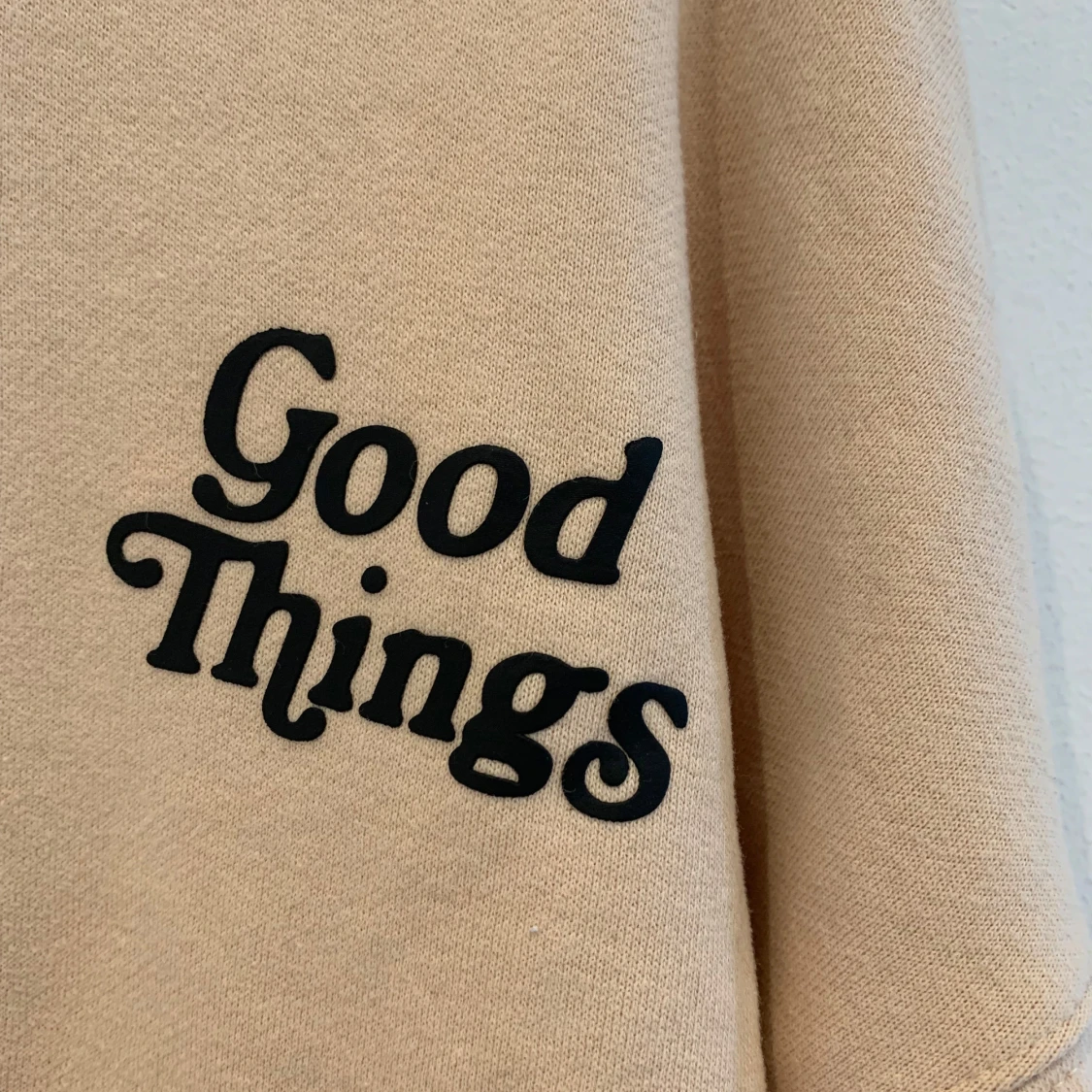 Beige hoodie med tryck 'Good Things' - 2