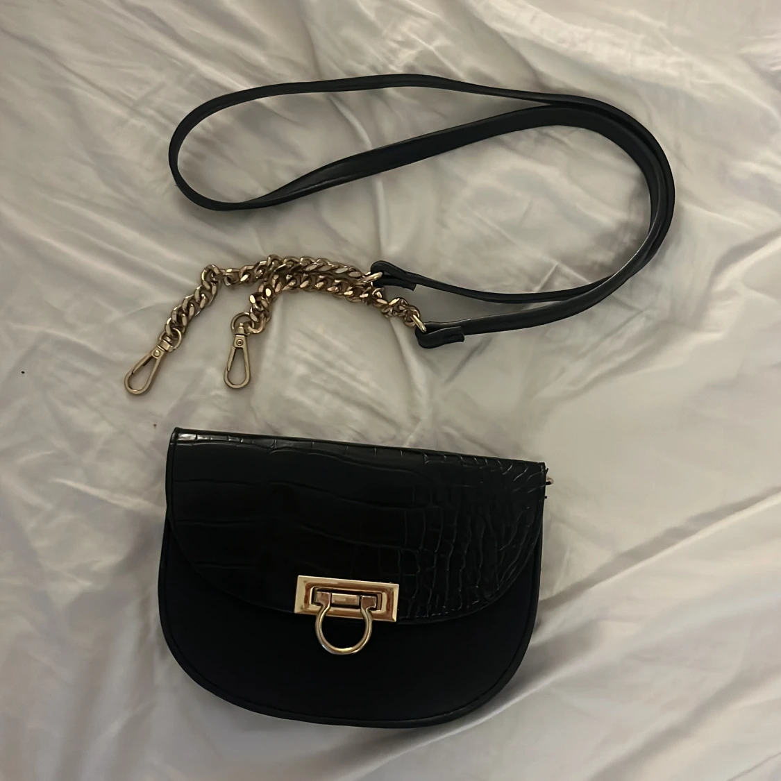 Svart axelväska med kedja och guldlås - 4
