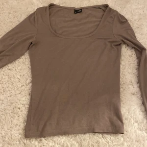 Beige långärmad topp från Gina Tricot - Säljer en enkel och stilren beige långärmad topp från Gina Tricot. Den har börjat noppra lite men det är inget som märks. Jag säljer då den inte kommit till användning. Kontakta innan köp☺️