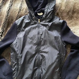 Black label moncler cardigain  - Riktigt fräsch moncler cardigain, den är en äldre model så qr koden ser annorlunda ut men siffrorna över kan man kolla authenticitet med, märket är svart gjort av läder. Små slitningar vid armen men förutom det är det i väldigt bra skick. Skicka gärna meddelande vid frågor och intresse 😁