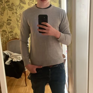 100 % merino från J.Lindberg - Säljer en stilren ljusgrå tröja från J.Lindeberg i storlek M. Perfekt nu till våren. Tröjan sitter lite mer som s enligt mig. Materialet är 100 %merino wool. Skriv vid minsta funderingar!