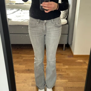 Gråa jeans - Gråa jeans från Gina tricot i storlek 36, använda typ 2 gånger så är i bra skick🌟🌟