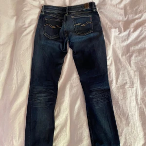 Replay Jeans - Säljer ett par mörkblå jeans från Replay med klassisk femficksdesign. Byxorna har smal passform. Storlek W25 L30