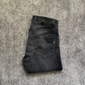 Replay Grover - Ett par feta Replay jeans i modell Grover. Storlek 29/32. Skick 10/10, använda en gång. Nypris 1800kr, mitt pris 599kr. Skriv vid minsta fundering!