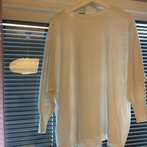 Vit oversized långärmad tröja - Säljer en vit oversized långärmad tröja med rund halsringning. Tröjan har en enkel och stilren design, perfekt att matcha med olika outfits. Materialet känns mjukt och bekvämt mot huden.