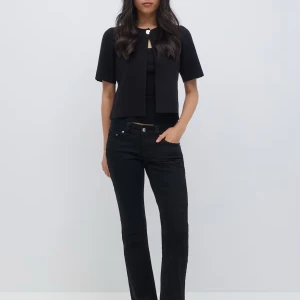 Svarta bootcut jeansbyxor - Svarta jeansbyxor med bootcut-passform och skit snygga fickor, använda en gång men säljs då jag tyvärr inte gillar jeans.