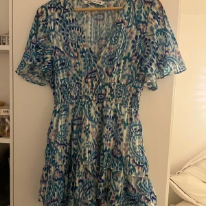 Blåmönstrad kortklänning från Zara - Jättefin zara klänning i superbra skick.❤️☺️☺️