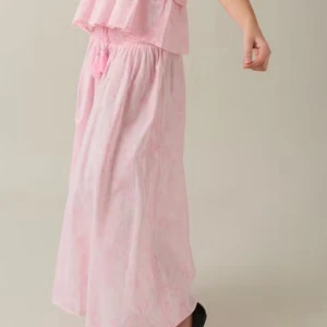 Ljusrosa långkjol från Gina Tricot stl 146/152 - Säljer en ljusrosa långkjol från Gina Tricot Young med smock i midjan och knytband med tofsar. Storlek 146/152, knappt använd. 