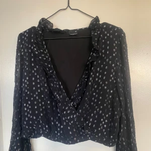 Glittrig blus - Knappt använd. Jätte söt till fester 