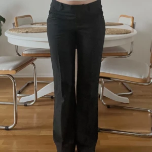 kostymbyxor  - fina svarta kostymbyxor från Stockh LM, straight leg och low/mid waist
